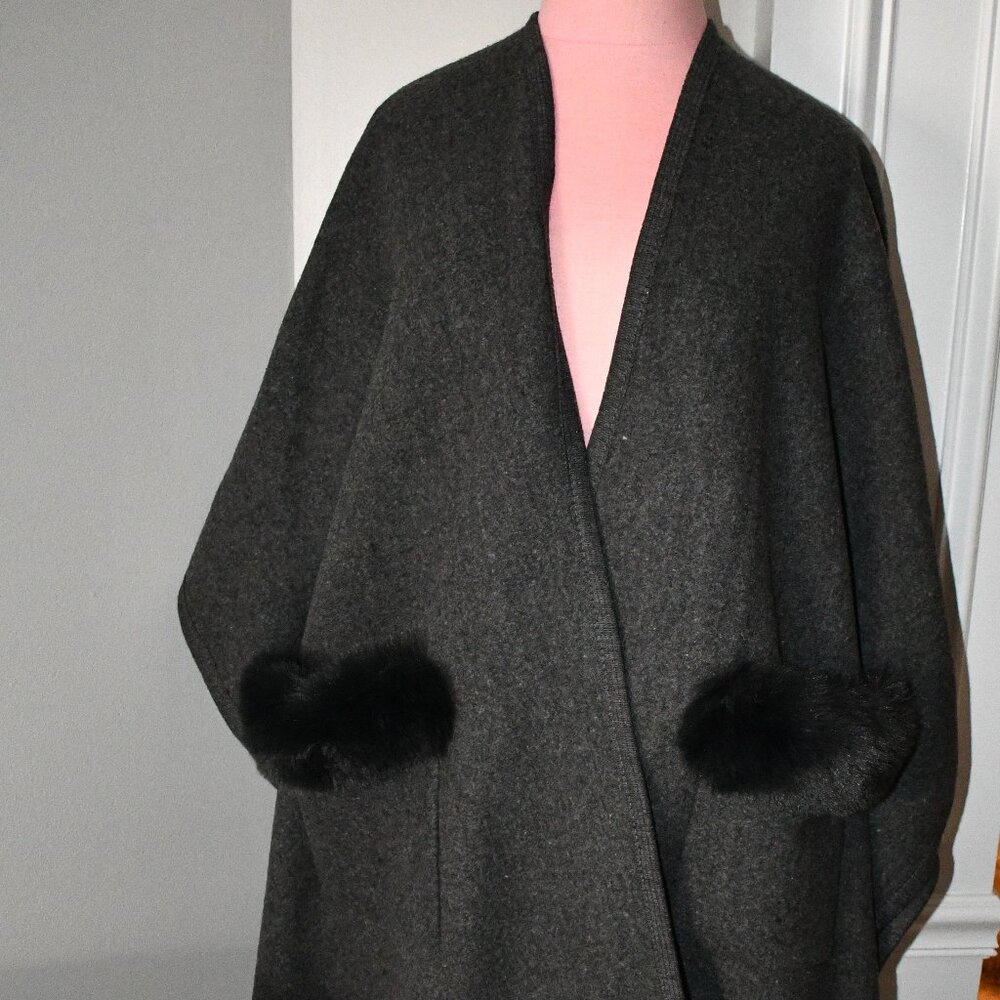 SASSO + SMYTH Faux Fur Pocket Ruana in Grey One Size #SF10504 NWT Details: Polye